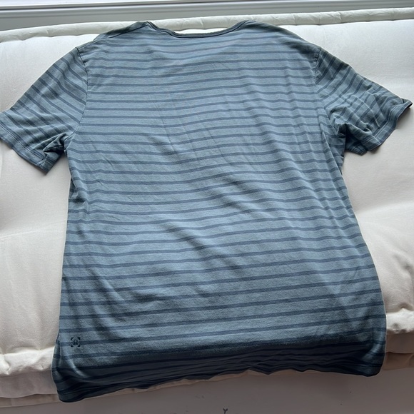 size medium lululemon short sleeve shirt// size medium - Picture 2 of 5